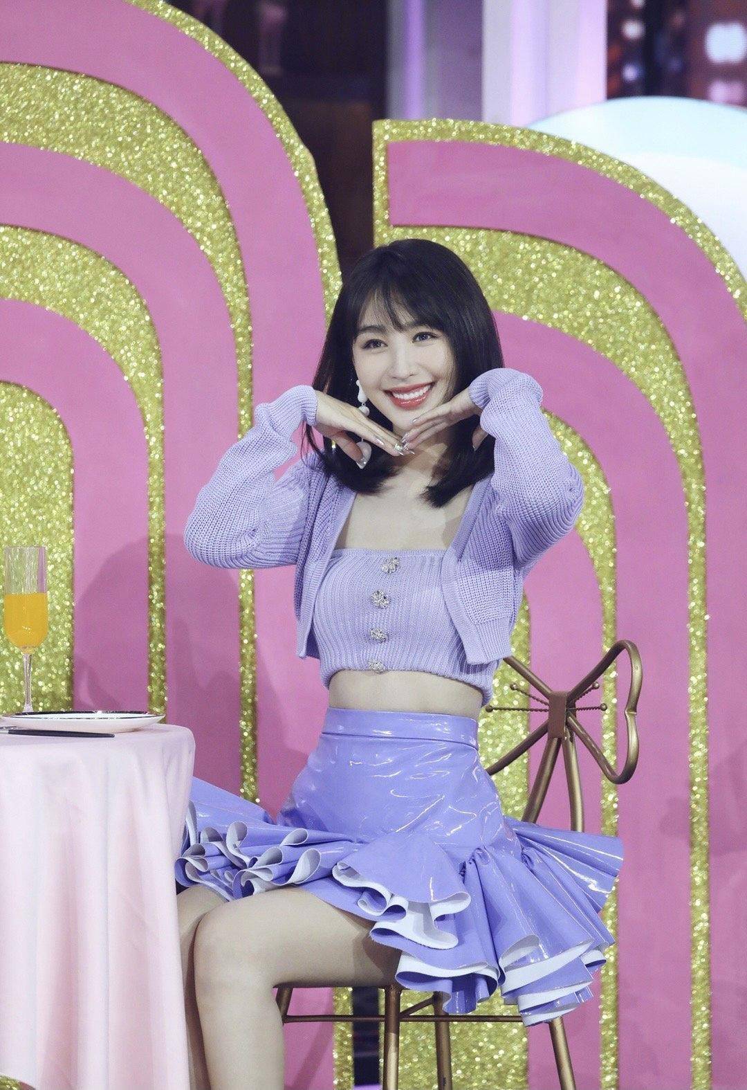 looks 李菲儿气质开挂了!穿薄纱短上衣搭白色半身裙,虽然简约但很精致