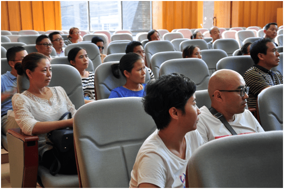 因为|女教师生二胎，不料被全班家长联名举报，列出一长串“迷惑罪状”