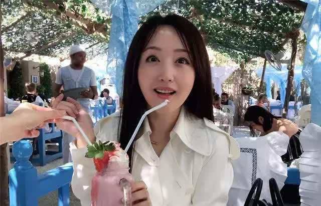 颜色 50岁杨钰莹不肯优雅老去，还穿泡泡袖公主裙扮少女，气质确实不错