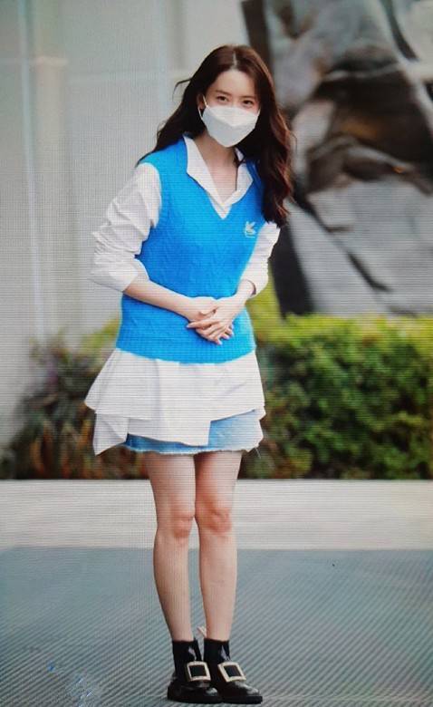 时尚 林允儿引领早秋时尚，针织马甲叠穿不规则衬衫洋气个性，太美