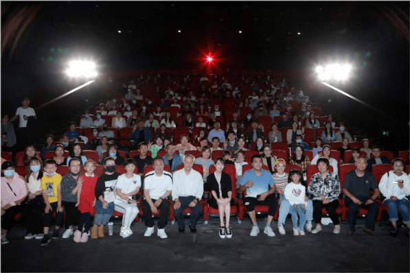 关键 章子怡换新发型变化大不敢认！成导演坐C位派头足，穿开衫好温柔