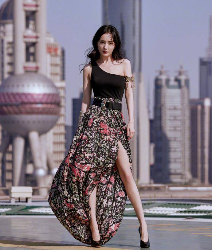 下半身 35岁杨幂生图也不能打了，高清镜头下毛孔粗大，高开叉裙秀小鸟腿