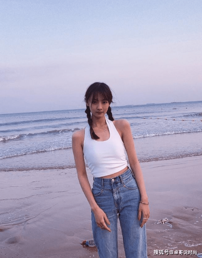 颜色 甜美动人的小姐姐,穿衣秀身材,网友:恋爱了