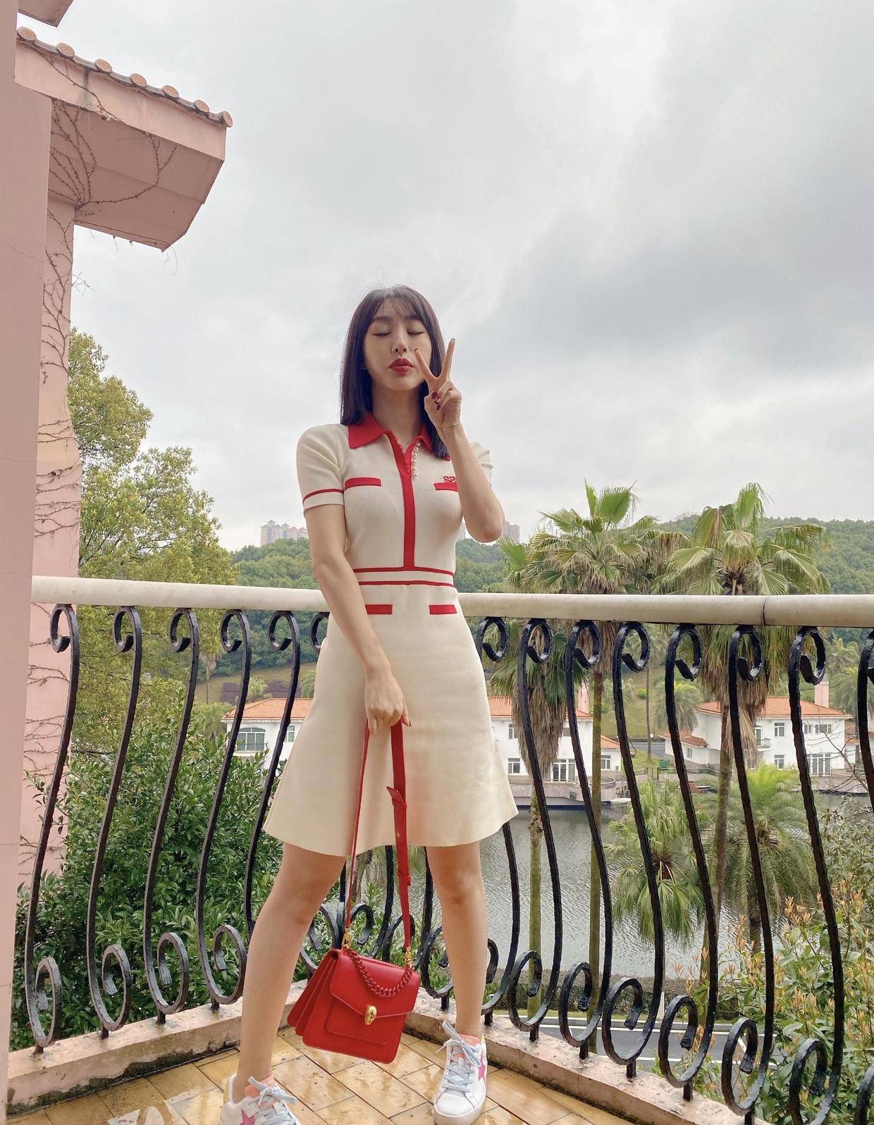 looks 李菲儿气质开挂了！穿薄纱短上衣搭白色半身裙，虽然简约但很精致
