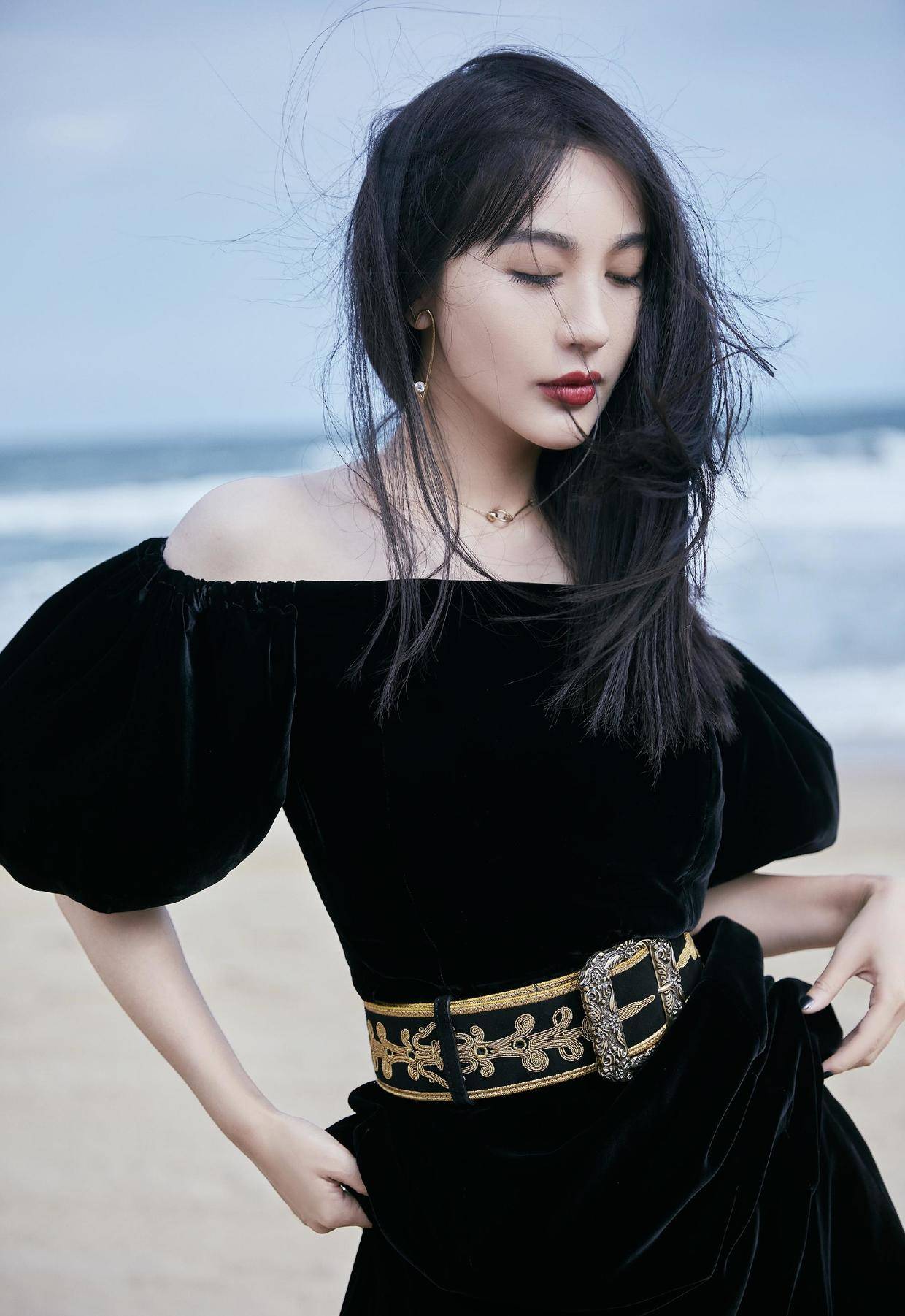 looks 李菲儿气质开挂了！穿薄纱短上衣搭白色半身裙，虽然简约但很精致