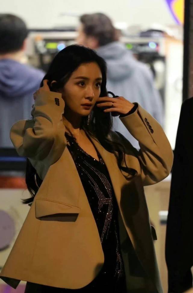 廓形 杨幂新剧路透曝光！死亡灯光都挡不住高颜值，穿西装更像自己私服