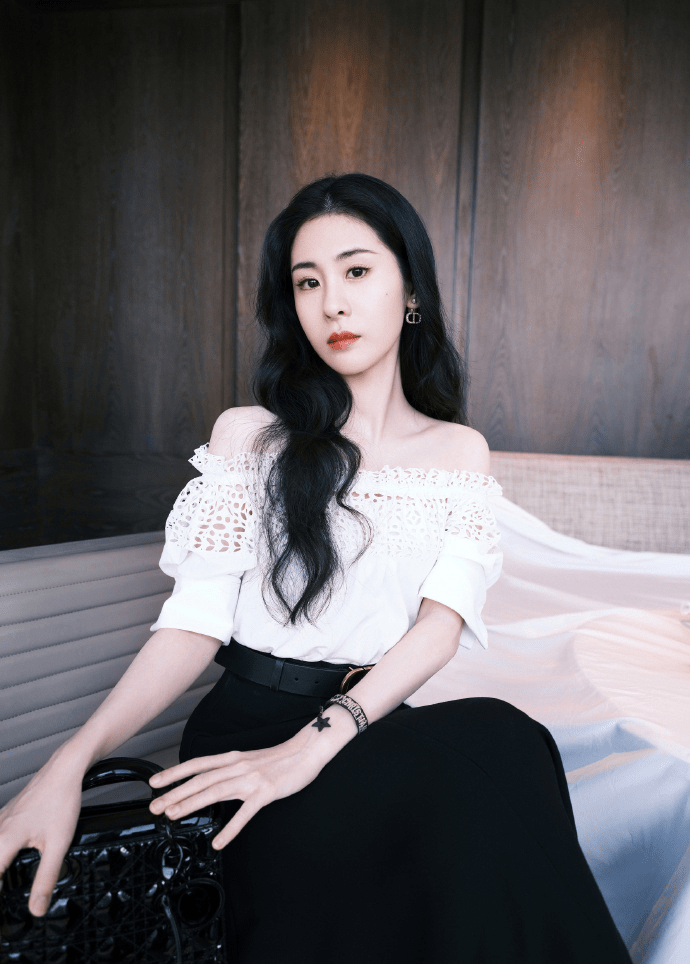 邓伦 众星周末营业状态PK！唐嫣仙贵、李沁鬼马，邓伦和王俊凯谁圈粉？