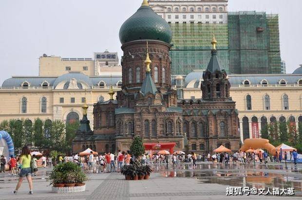 俄罗斯女孩来中国旅游，出了高铁站后，以为回到了家乡