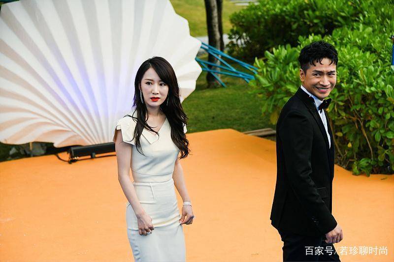 身材 李念真不像生过孩子的样子，穿这么紧身的裙子，也看不见小肚子