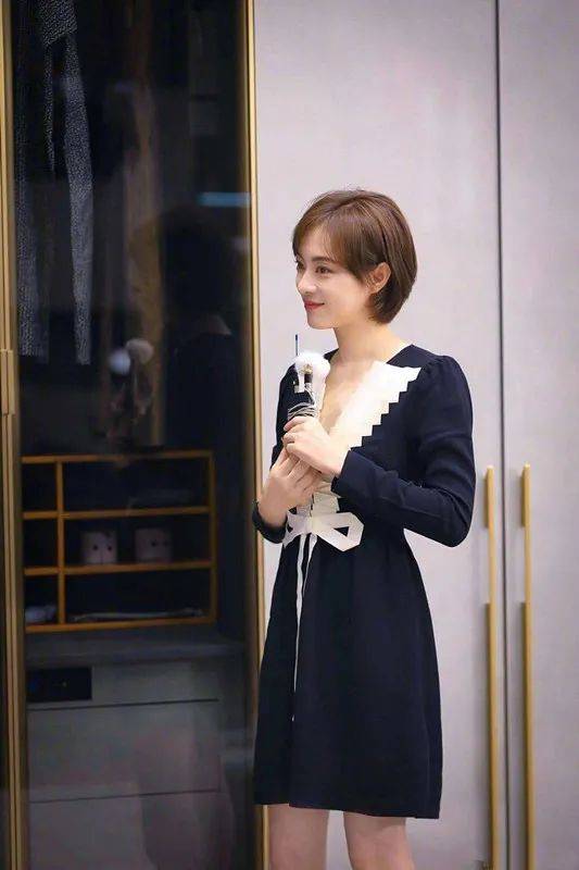 俏丽 孙俪穿白色连衣裙都出彩,优雅大气灵动俏丽,有品位就是不一样