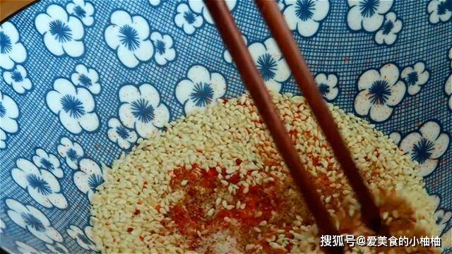 做法|花生米加2个鸡蛋,没想到这么好吃,外酥里脆,当零食下酒都可以