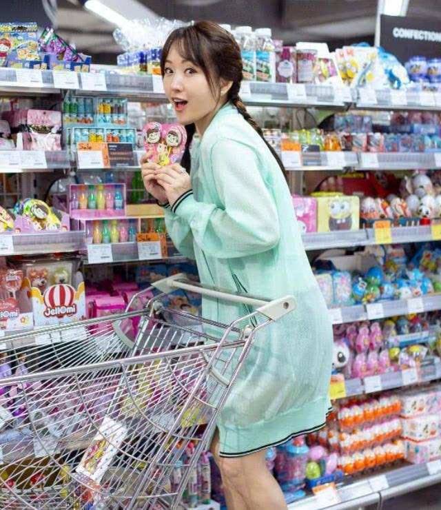 颜色 50岁杨钰莹不肯优雅老去，还穿泡泡袖公主裙扮少女，气质确实不错