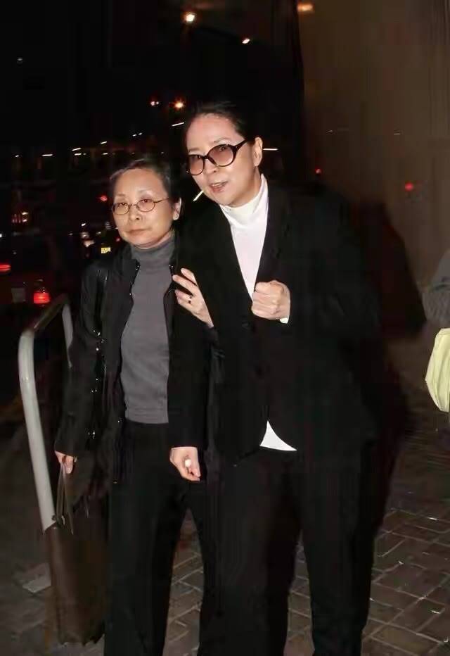 身材 林凤娇保养得真好，穿小香风配牛仔裤优雅端庄，一看就是贤妻良母