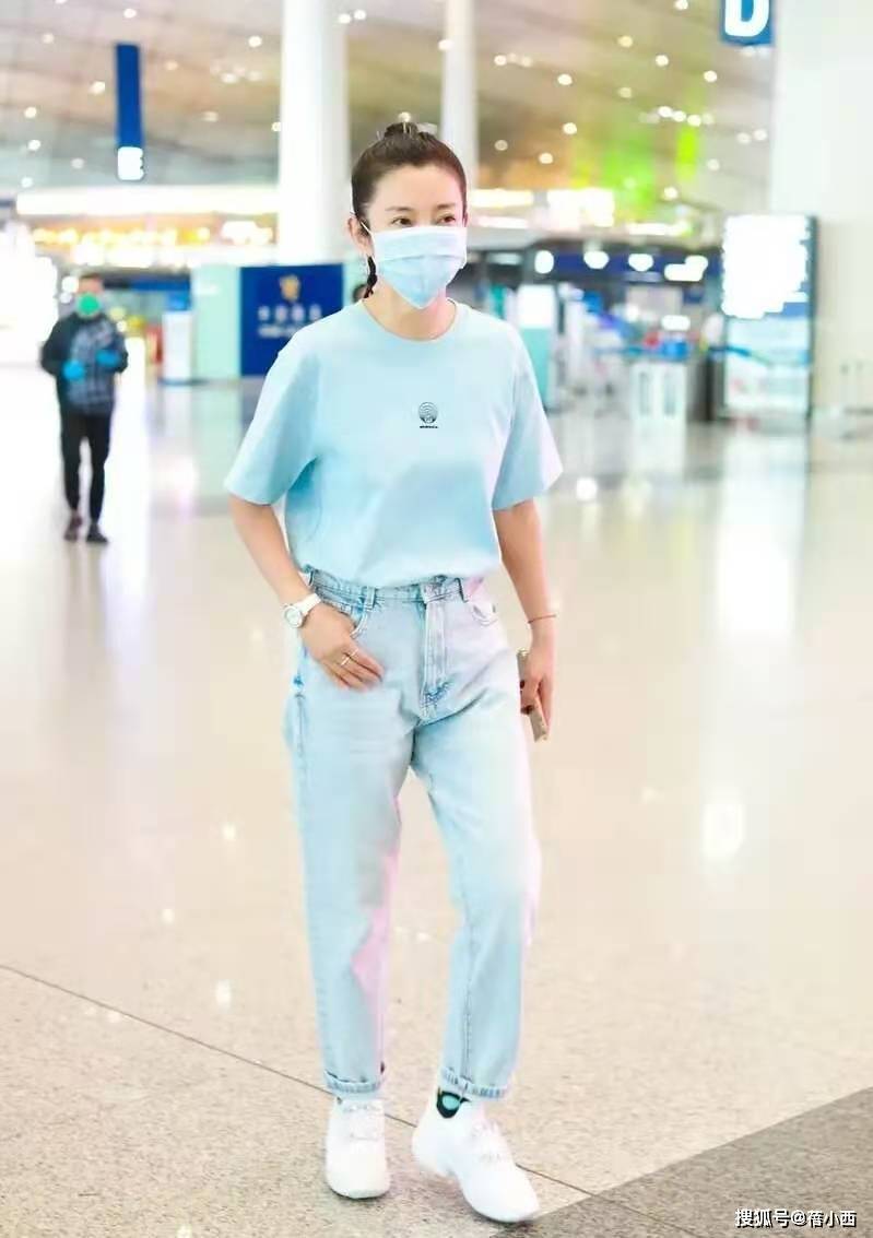 身材 李冰冰真会“扮嫩”，穿T恤配牛仔裤走机场，哪像奔五的年纪？