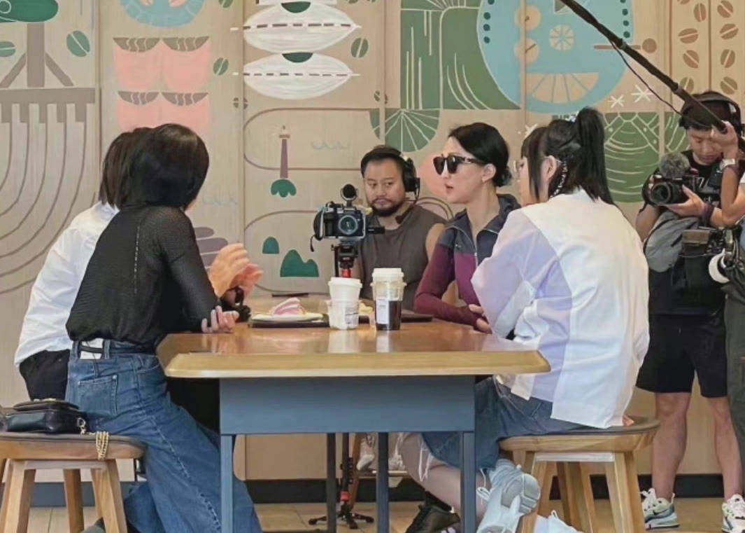 线条美 周迅盘奶奶头出席活动,休闲衫配自行车裤,生图又瘦又美太抗打