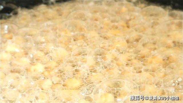 做法|花生米加2个鸡蛋,没想到这么好吃,外酥里脆,当零食下酒都可以