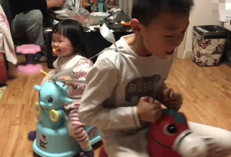 因为|为啥二胎家庭中，宝爸通常更喜欢老二？并非“偏心”原因反而暖心