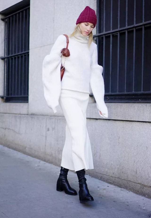 风衣 安全区的白色毛衣怎么穿？2招get知性温柔感，基础款也可以很高级