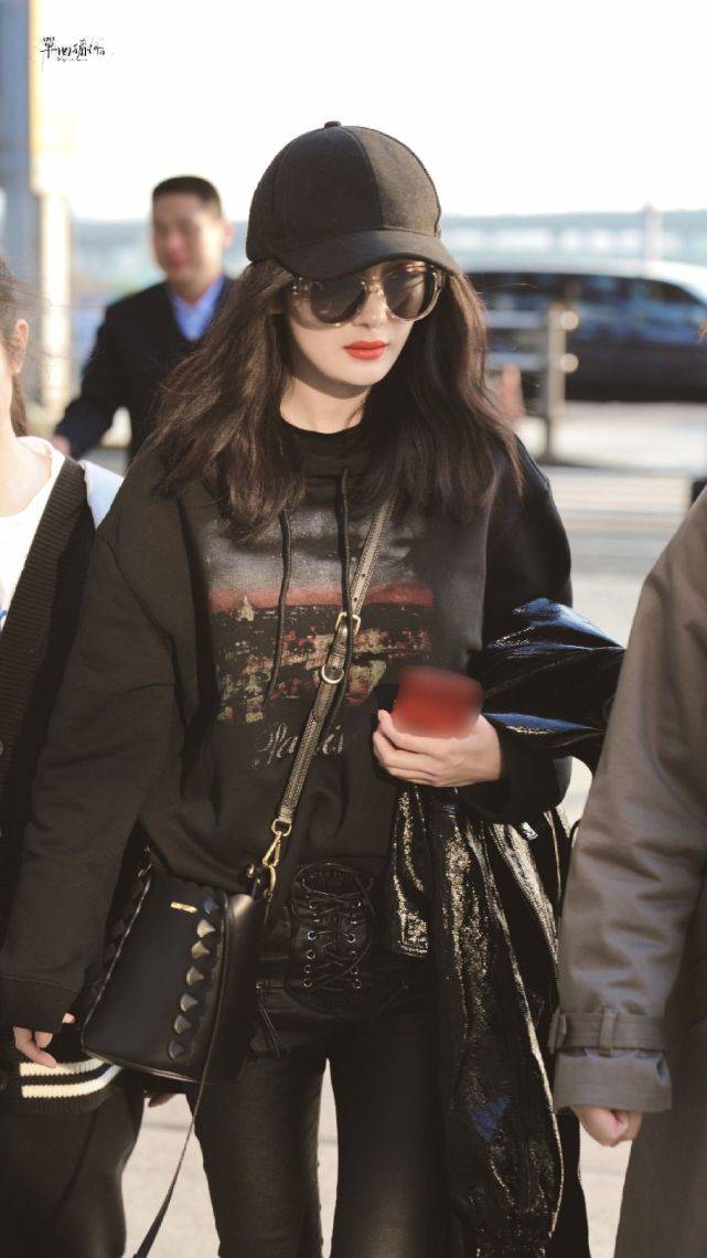 廓形 杨幂新剧路透曝光！死亡灯光都挡不住高颜值，穿西装更像自己私服