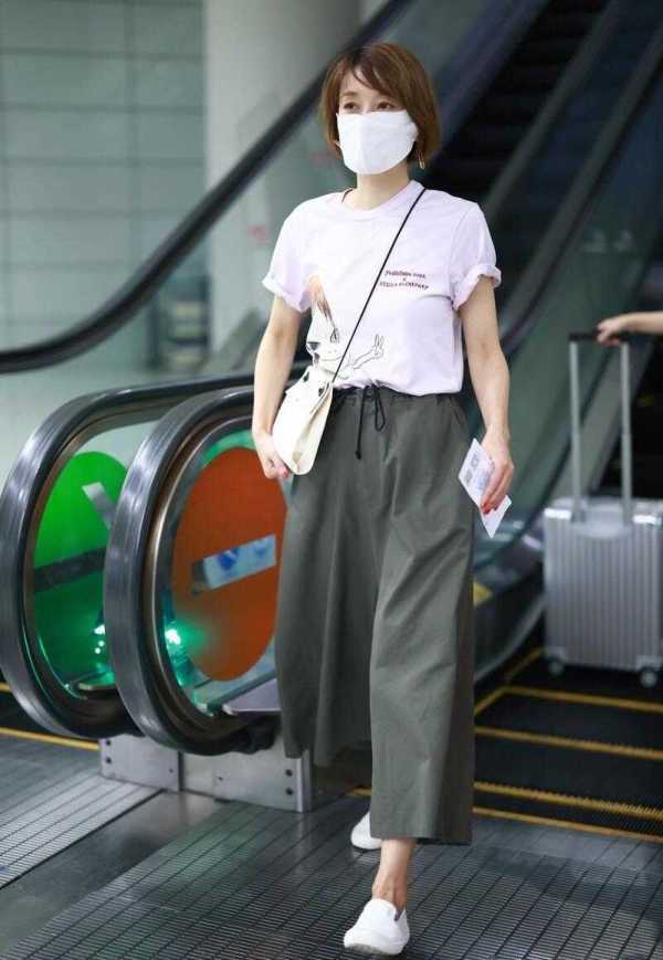 粉色 马伊琍气质真独特，T恤配阔腿裤就能穿出高级感，不愧是气质女神