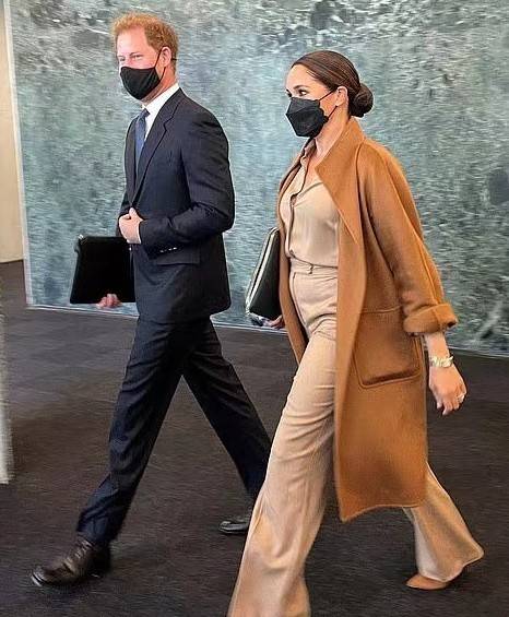 个度 梅根懒理天气预报乱穿衣！黑色大衣暴露易胖体质，腿比脸白几个度