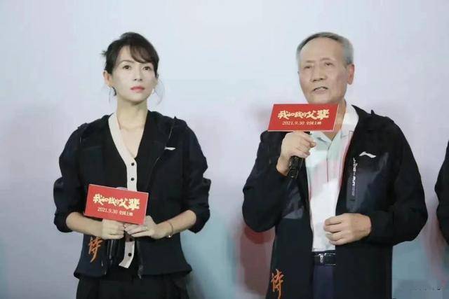 关键 章子怡换新发型变化大不敢认！成导演坐C位派头足，穿开衫好温柔