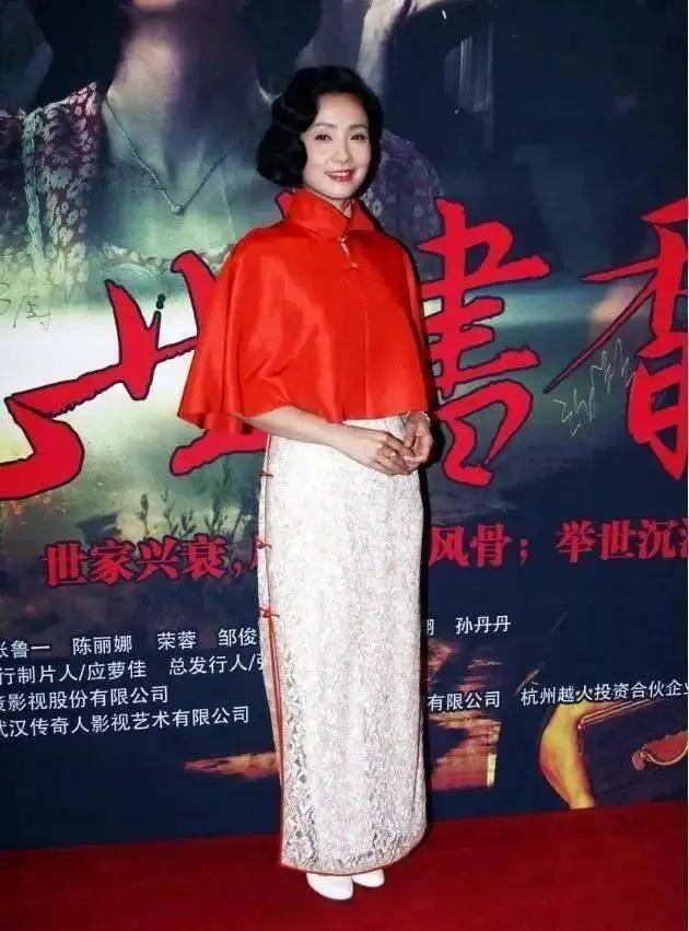 陶虹 陶虹的气质很美很柔，曲线外形也不差，这身材穿旗袍真的很完美！