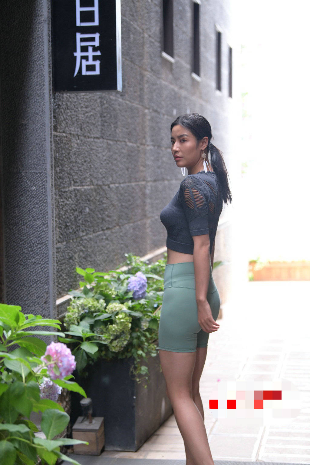 整体 街拍：针织衫穿起来也是一种浪漫，那是一种温柔，特别是淡色系列