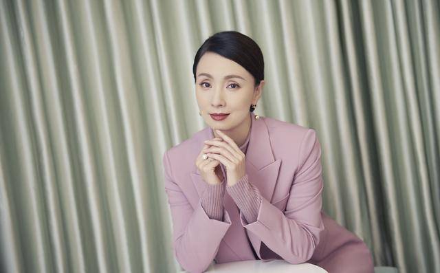 陶虹 陶虹的气质很美很柔，曲线外形也不差，这身材穿旗袍真的很完美！