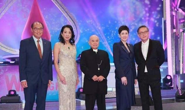 风真 朱玲玲为助阵港姐太拼,罕见走艳丽风真高调,62岁仍有挺拔曲线