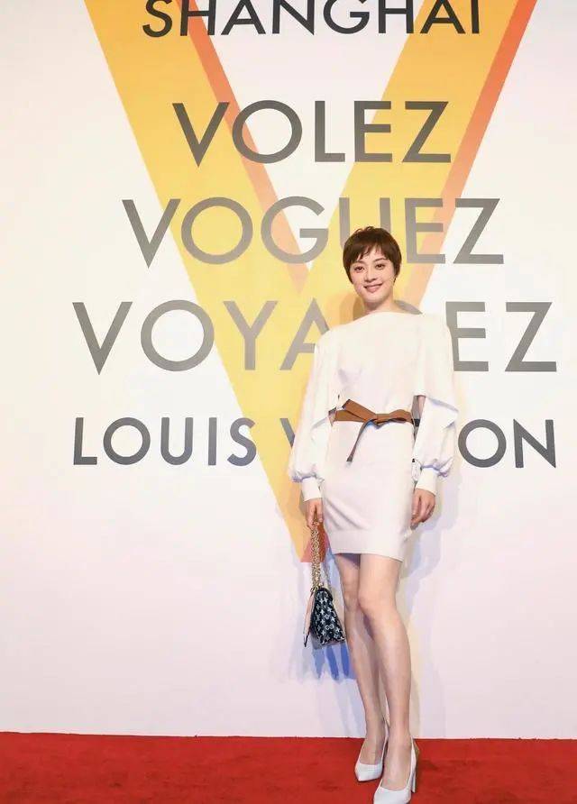 俏丽 孙俪穿白色连衣裙都出彩,优雅大气灵动俏丽,有品位就是不一样