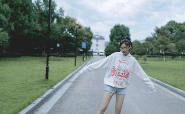 整体 袁姗姗“少女腿”绝了！修长笔直超有魅力，健身的身材果然不一样