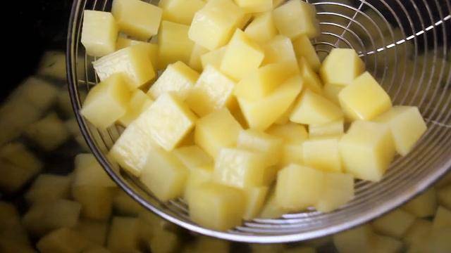 做法|土豆家常做法，用来招待客人，比红烧肉还受欢迎，太香了