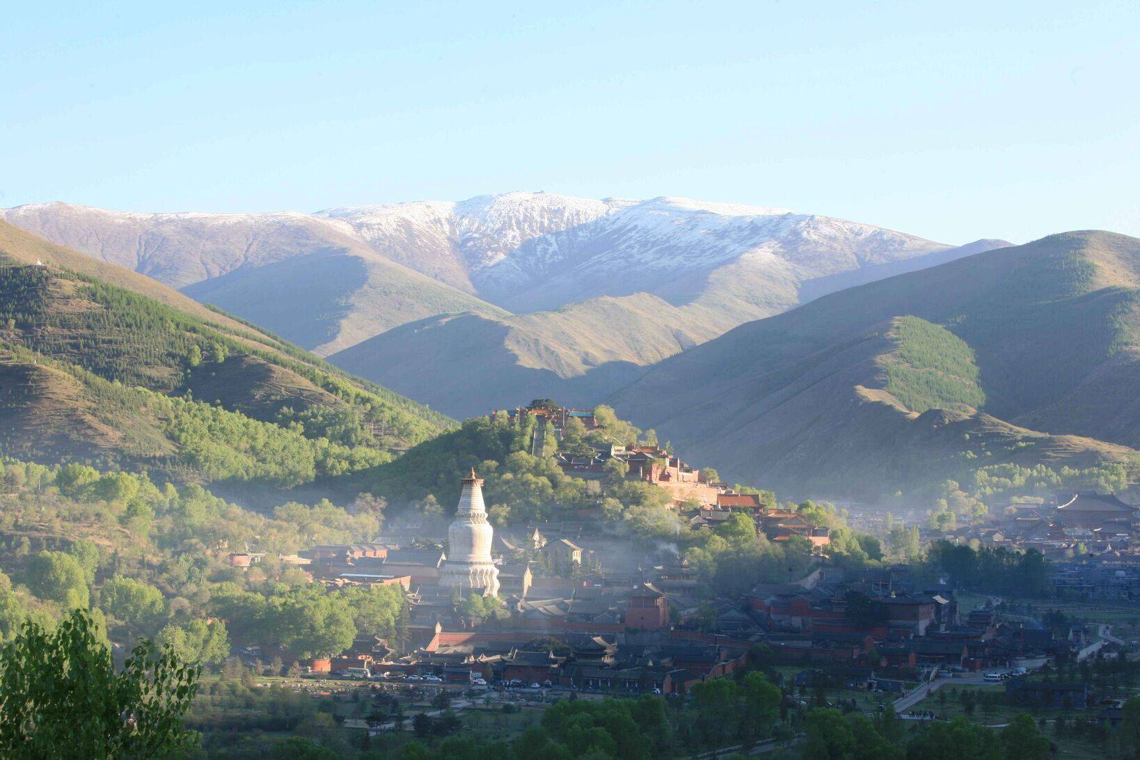 《名山志》记载:"五台山五峰耸立,高出云表,山顶无林木,有如垒土之台
