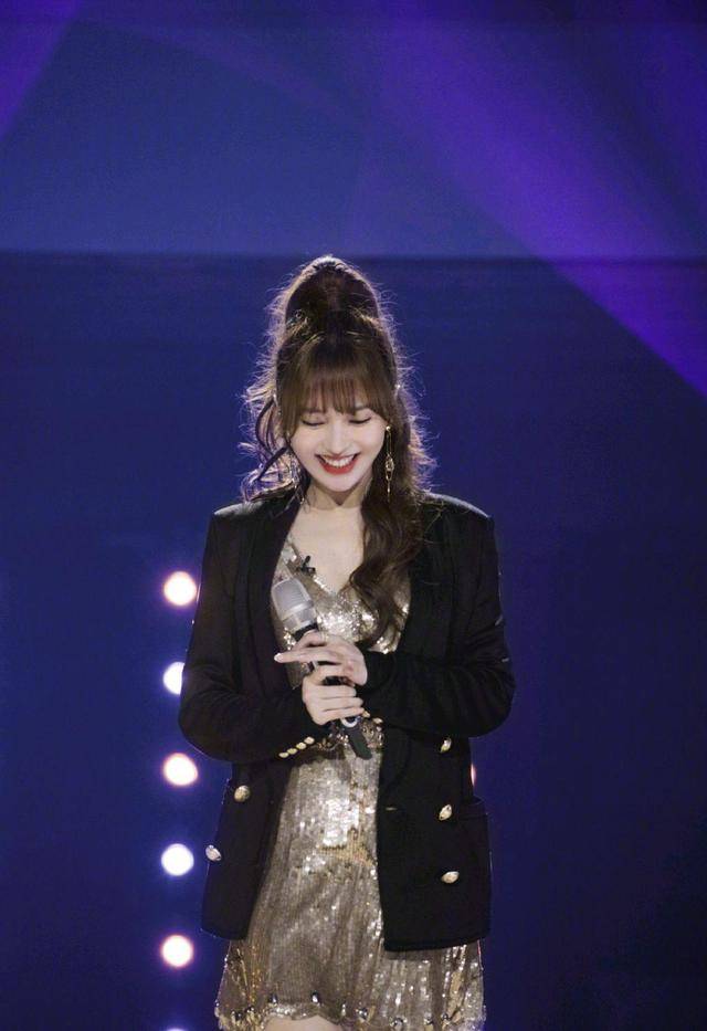 设计 金莎也玩“下半身失踪”，绿色针织衫配短裤清新减龄，俏皮伶俐