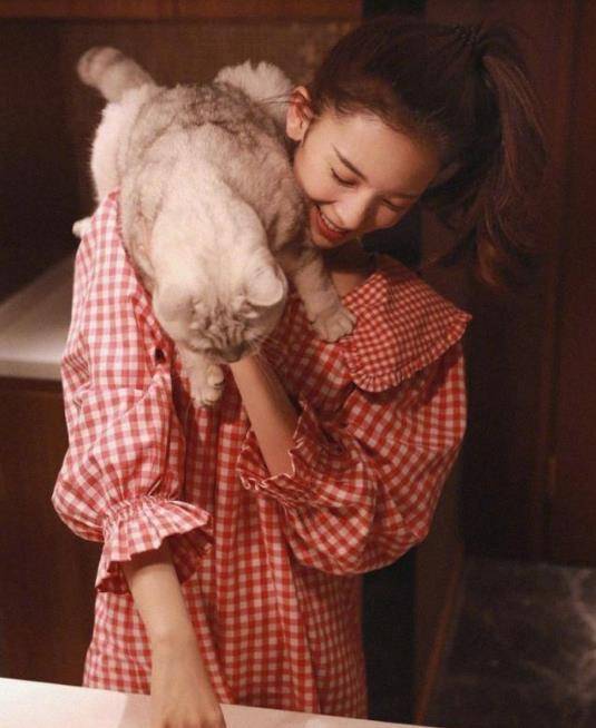 身材 陈瑶168cm身高是优势，穿荷叶边裙显年轻，和李智恩撞衫也没有输