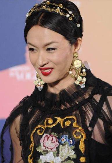 刺绣 金星认真打扮原来这么美，红唇搭配头饰，穿上薄纱裙宛如古风美人