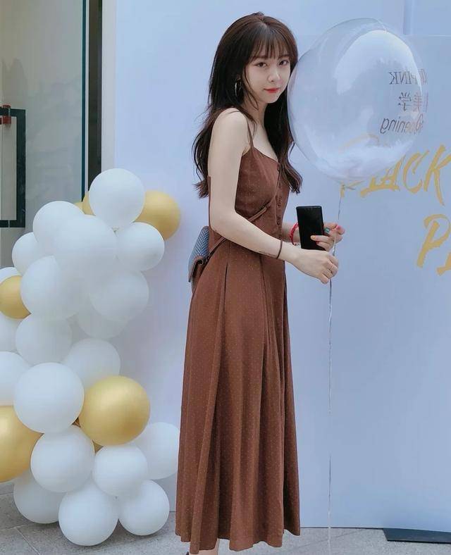 颜色 谭松韵放飞自我，穿吊带裙无视“小短腿”，减龄显嫩气质好