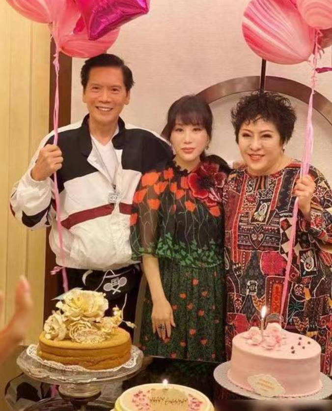 向太 谁说穿得简约才高级?看62岁向太穿衣就知道,真是越花越显贵气