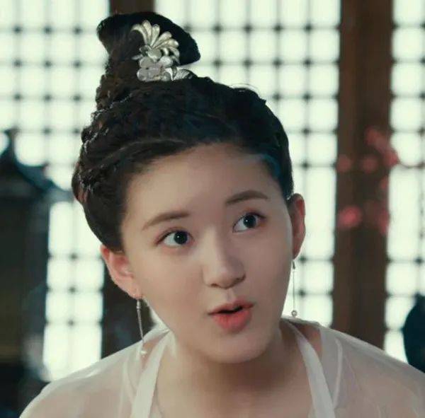 会演|驯鹿娱乐:赵露思新剧让人无语,只会演傻白甜说方言梗,太尴尬!