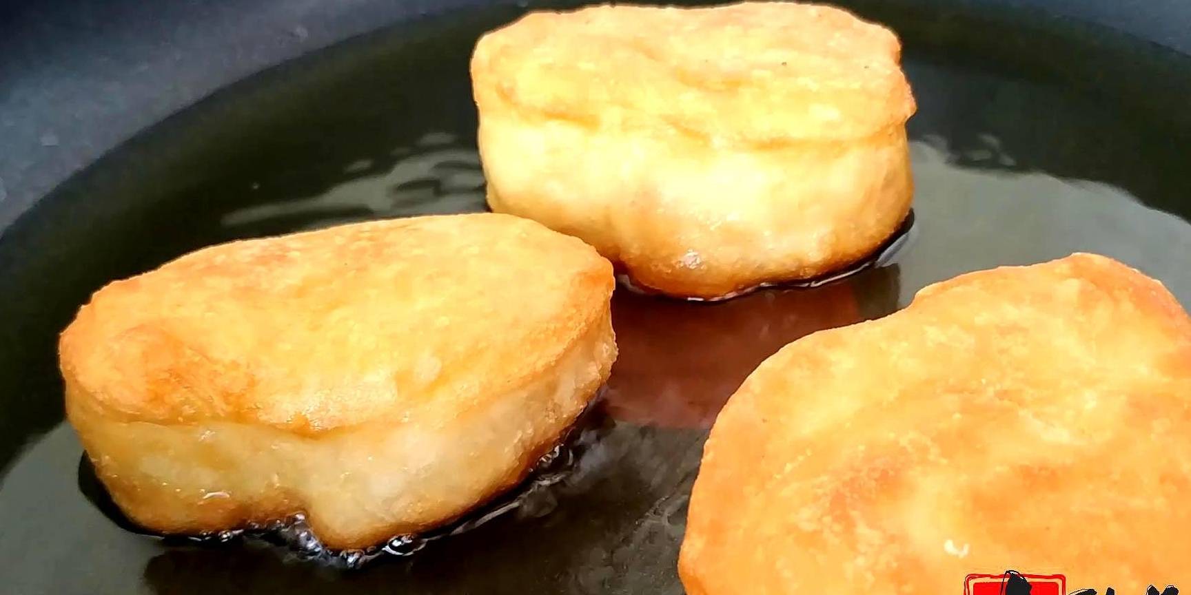 做法|面粉神奇做法，搅一搅，不用烤不油炸，蓬松酥脆，我家一周做3回