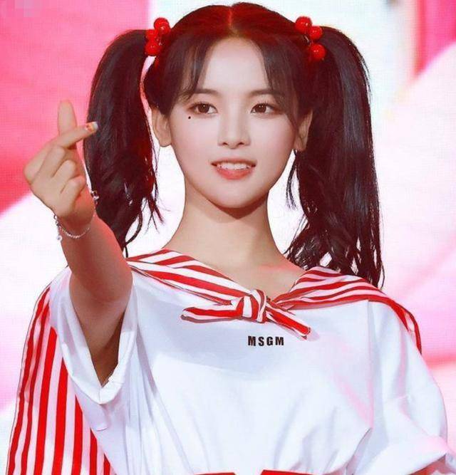 马尾女星双马尾,邱淑贞女儿撞脸邓紫棋,周冬雨''手抓鸡窝''