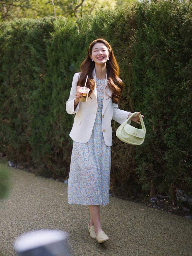 女生 几款适合普通人的西服外套，搭配蓝色衬衫随性有气质，谁穿谁好看