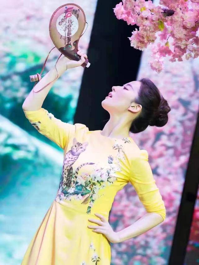 设计 “神仙姐姐”真有气质，黑色吊带裙+长发，优雅惹人爱