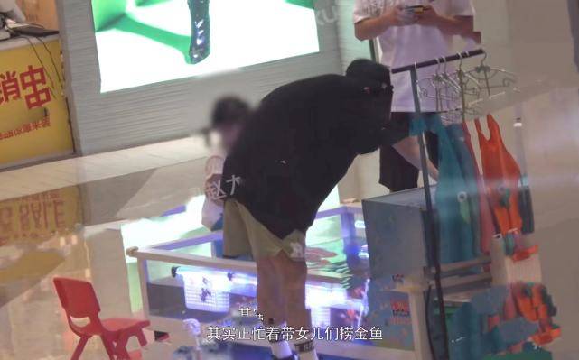 八卦 张杰谢娜带女儿去商场玩，跳跳活泼爱撒娇，俏俏扎高马尾超可爱