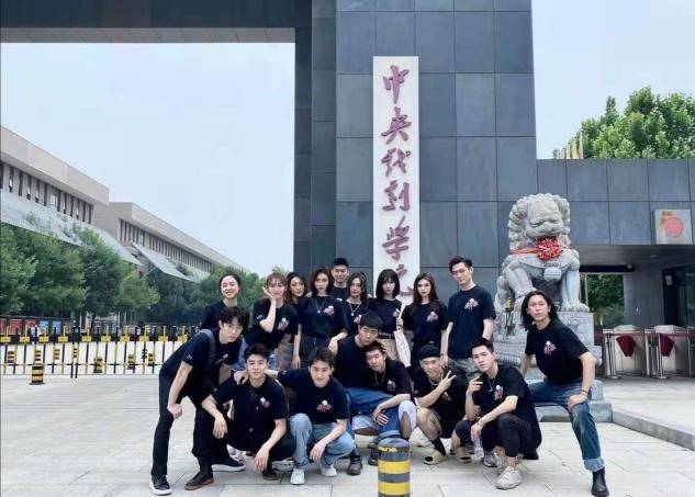 大气 42岁陈好晒师生毕业合照,扎麻花辫好温婉,打扮朴素尽显知性美