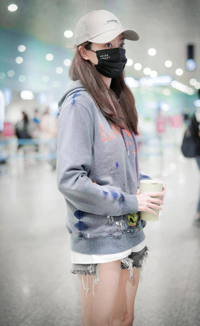 卫衣 张小斐穿搭另类难理解,卫衣搭配短裤反季节混穿搭,一双美腿惊人