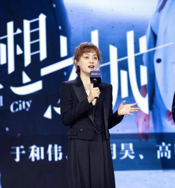 色彩 孙俪这回造型太成功了，穿小西装配阔腿裤，1米2大长腿好抢镜