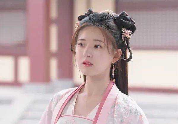 会演|驯鹿娱乐:赵露思新剧让人无语,只会演傻白甜说方言梗,太尴尬!