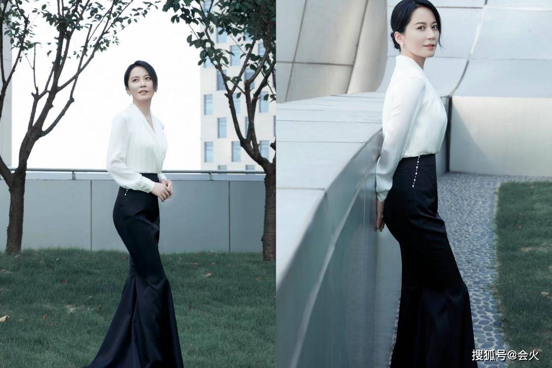 黑色50岁俞飞鸿拍性感大片！上衣半垮露雪白肌肤，头发凌乱眼神魅惑